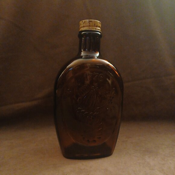 Log Cabin Amber Glass Bottle Embossed Bicentennial edition from 1976 - Picture 2 of 4